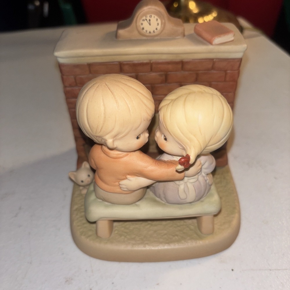 Enesco Memories Of Yesterday Boy & Girl By Fireplace Porcelain Musical Figurine